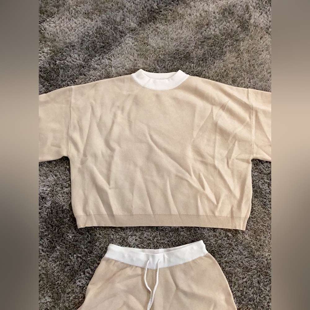 Beige and White Casual Two Piece Lounge Set 🌷